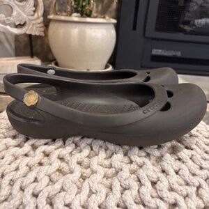 EUC Crocs Women's Jayna Slingback Ballet Flats SZ 8 w/ Flower Charm Gray Brown